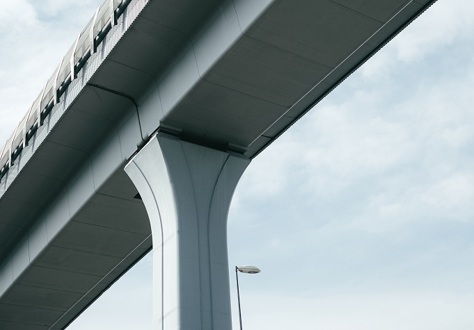 Moderne Brückenkonstruktion aus Beton von unten fotografiert